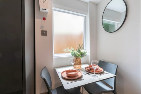 The Gentleman's Retreat Apartment in Cheltenham