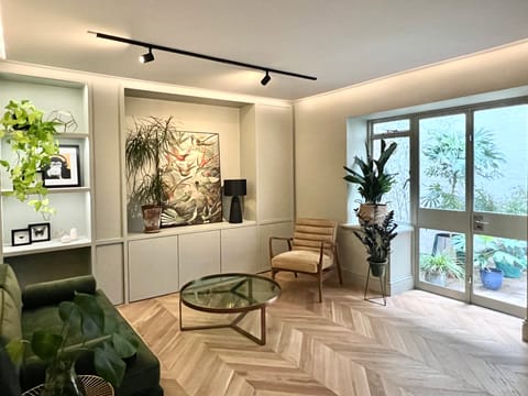 Botanical Notes Condo in City of Westminster
