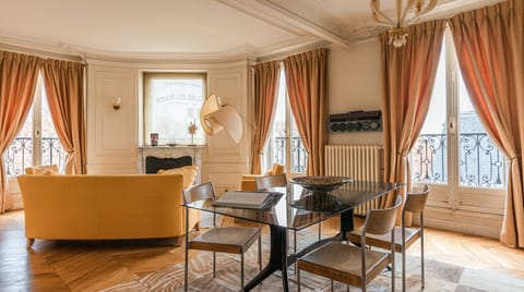 Yellow Tulip Apartment in Paris