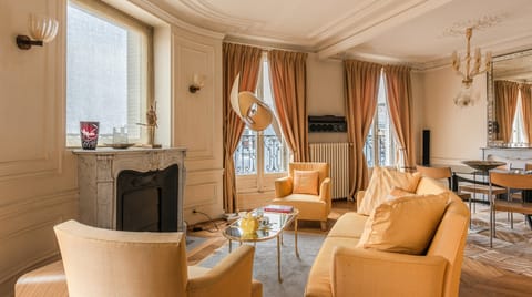 Yellow Tulip Apartment in Paris