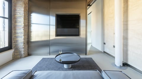 Mirror Sand Apartment in Rome