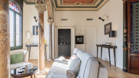 Opera Glass Apartment in Rome