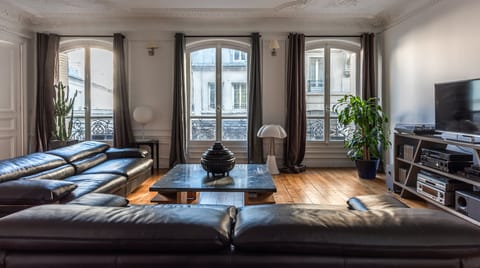 Le Chat Rouge Apartment in Paris