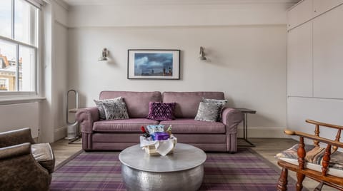 Victoria Violet Apartment in City of Westminster