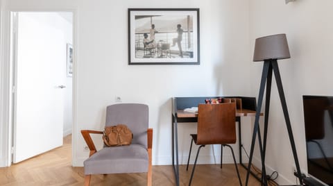 Redberry Apartment in Paris