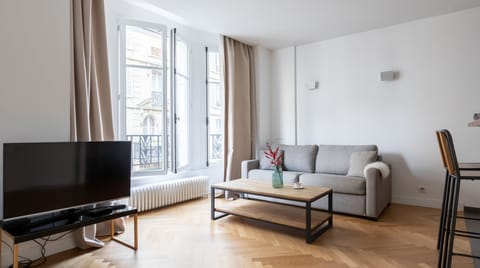 Redberry Apartment in Paris