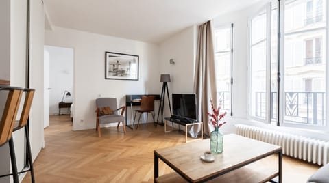 Redberry Apartment in Paris