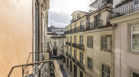 Sterling Copper Apartment in Lisbon