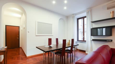 Redlake Apartment in Milan