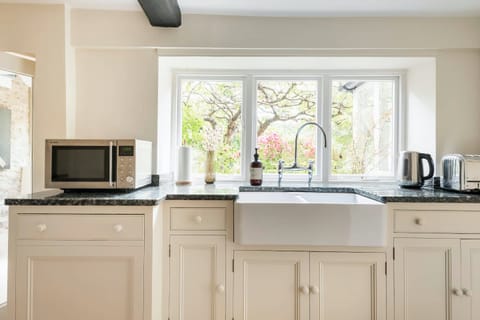 The Chimney Sweeper Apartment in Cotswold District