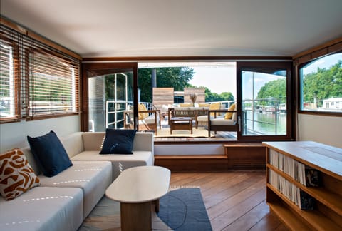 The Pink Peony Apartment in Suresnes