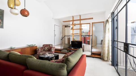 Pillar Box Red Apartment in Tel Aviv-Yafo