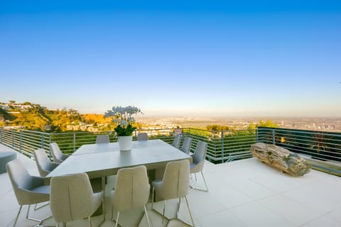 The Hollywood Run Apartment in Beverly Hills