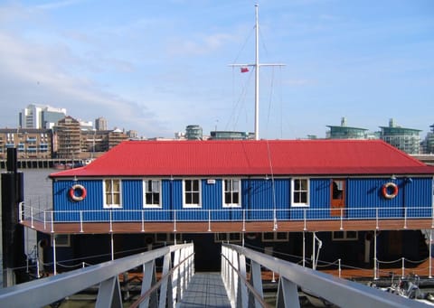 The Harpy Houseboat Docked boat in London Borough of Southwark