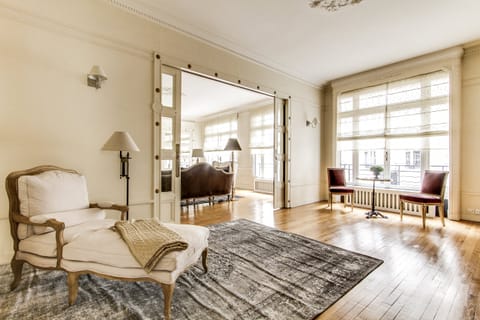 The Elegant Parisian Apartment in Paris