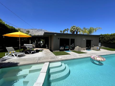 Charm & Art Chalet in Palm Springs