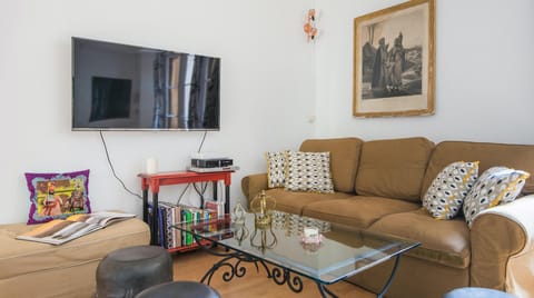 Printed Patterns Apartment in Paris