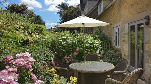 Hanging Wisteria House in West Oxfordshire District