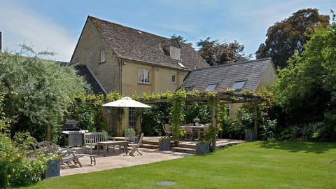 Oeil de Boeuf House in West Oxfordshire District