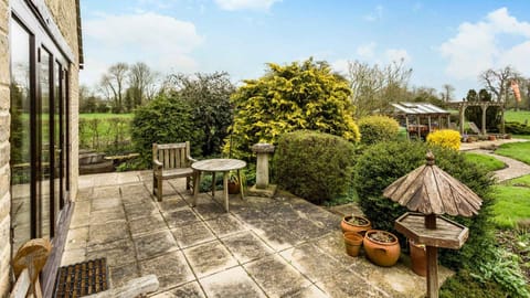 Daffodil Delight Cabin in West Oxfordshire District