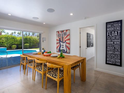 Semaphore Apartment in Palm Springs