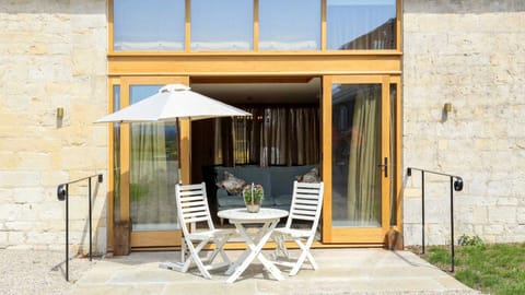 Wildflower Rose Apartment in West Oxfordshire District