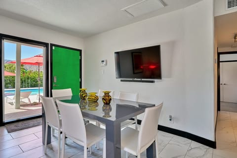 Ruby Gold Apartment in Palm Springs