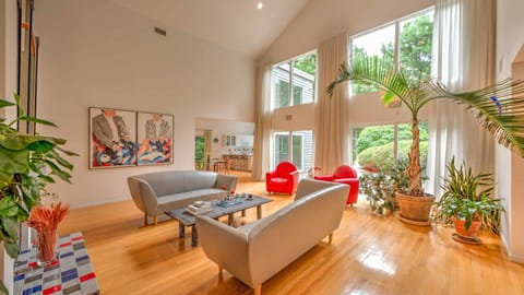 Candy Apple Modern Condo in North Fork