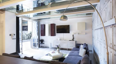 Glass & Steel Luxury apartment in Milan