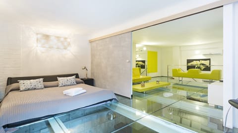 Glass & Steel Luxury apartment in Milan