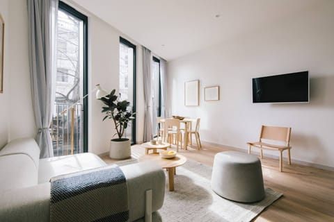 Three Windows Apartment in London Borough of Islington