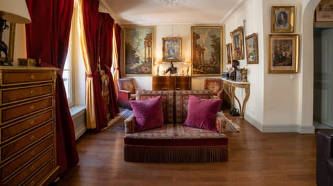 Le Petit Elysée Apartment in Paris