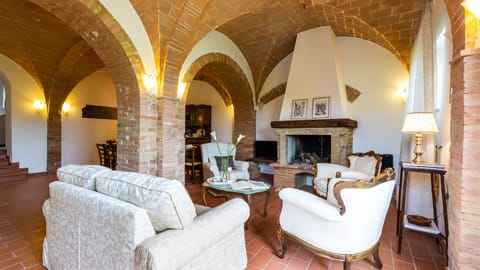 Flagstone Fresh Apartment in Tuscany