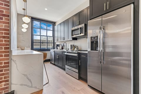 Friendly Social Condo in Warehouse District