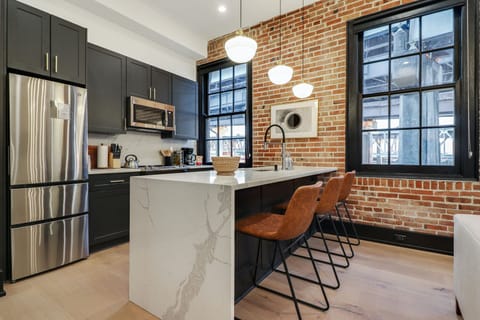 Lazy Living Apartment in Warehouse District