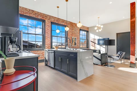 Views And Vibes Condo in Warehouse District