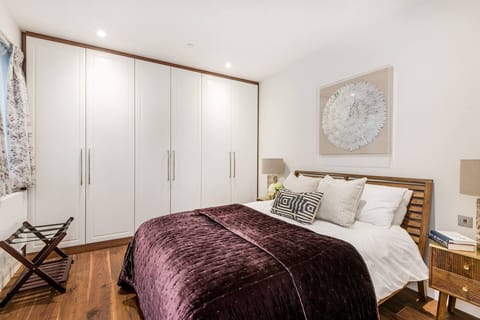 A Hyde Park Hello Apartment in City of Westminster