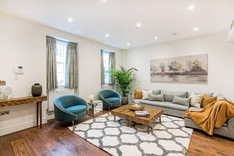 A Hyde Park Hello Apartment in City of Westminster