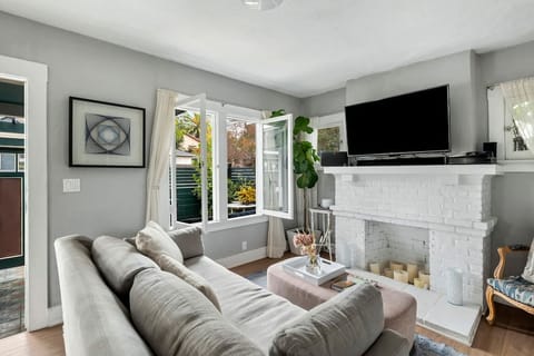 White Pebble Apartment in Venice Beach