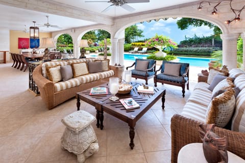 Tropical Gold Apartment in Saint James