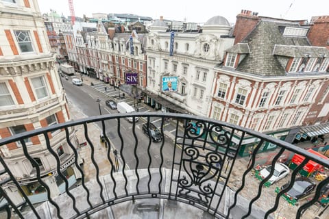 Defying Gravity Apartment in City of Westminster