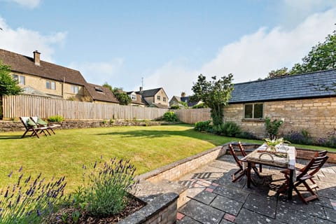 Sweet Pea & Honeysuckle Apartment in West Oxfordshire District