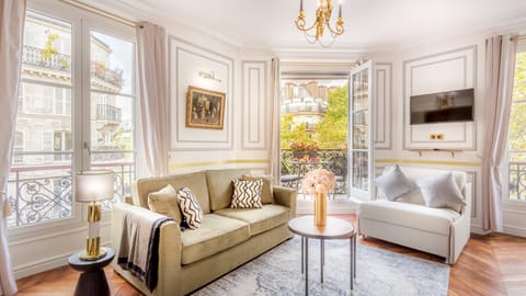 New Romantics Apartment in Paris