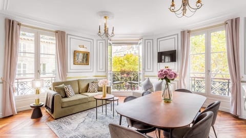 New Romantics Apartment in Paris