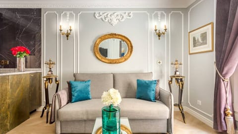 Antoinette's Necklace Apartment in Paris