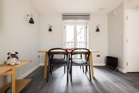 Red Lanterns Condo in City of Westminster