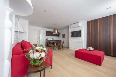 Rouge Vif Apartment in Paris