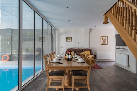 Pools of Blue Apartment in City of Canterbury