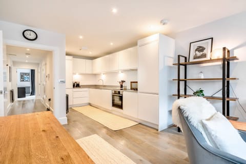 Black & Bloom Apartment in London Borough of Islington