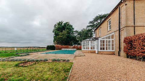 Peacocks & Petticoats Apartment in Breckland District